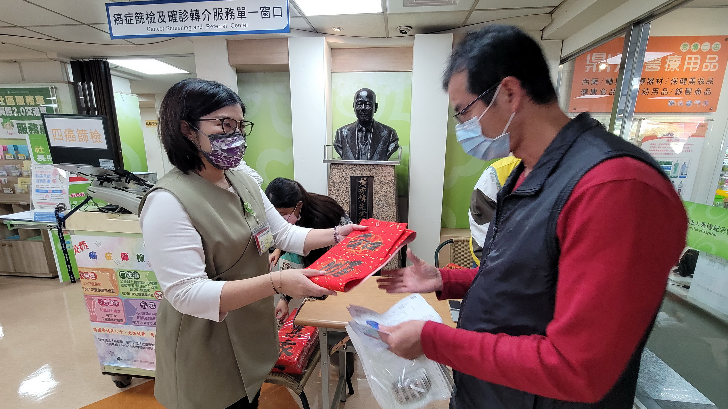 ▲迎接農曆新年，彰化秀傳醫院舉辦春聯揮毫送民眾活動，現場民眾爭相索取院長寫的春聯，冰冷的醫院增添更多的喜慶氣氛。（記者張溎壕攝）