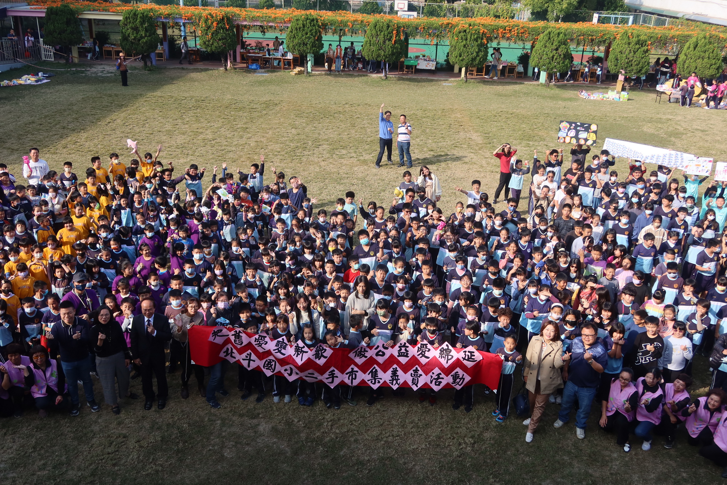 ▲北斗國小首次舉辦愛心跳蚤市場，校園中庭和草地擺出25攤，學童渾身解術推銷叫賣，宛如叫賣哥上身，義賣所得將悉數捐贈華山基金會關懷弱勢長者。（記者張溎壕攝）