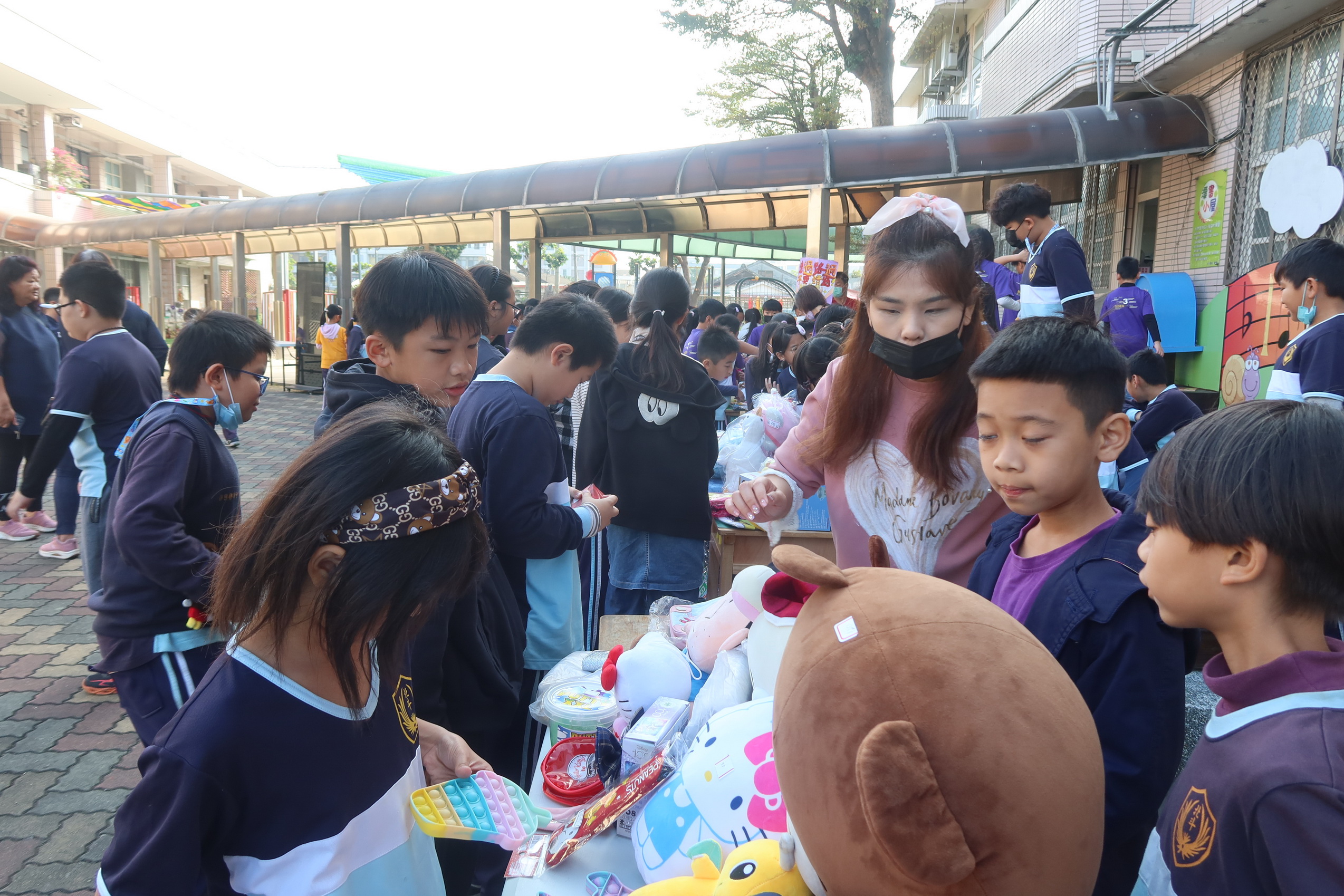 ▲北斗國小首次舉辦愛心跳蚤市場，校園中庭和草地擺出25攤，學童渾身解術推銷叫賣，宛如叫賣哥上身，義賣所得將悉數捐贈華山基金會關懷弱勢長者。（記者張溎壕攝）