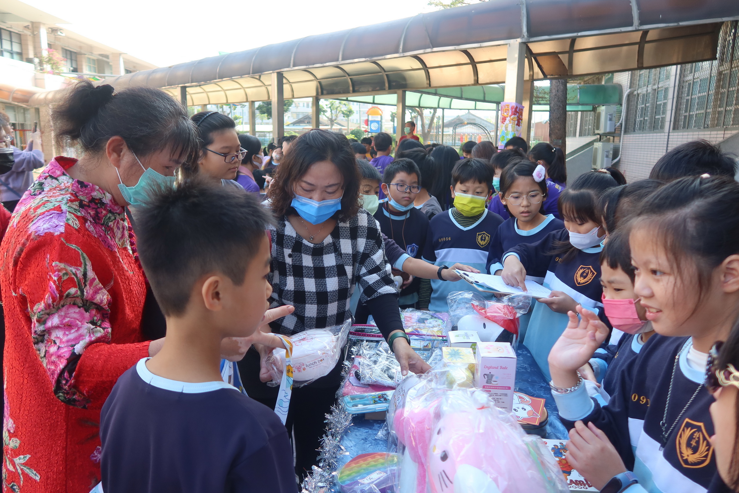 ▲北斗國小首次舉辦愛心跳蚤市場，校園中庭和草地擺出25攤，學童渾身解術推銷叫賣，宛如叫賣哥上身，義賣所得將悉數捐贈華山基金會關懷弱勢長者。（記者張溎壕攝）