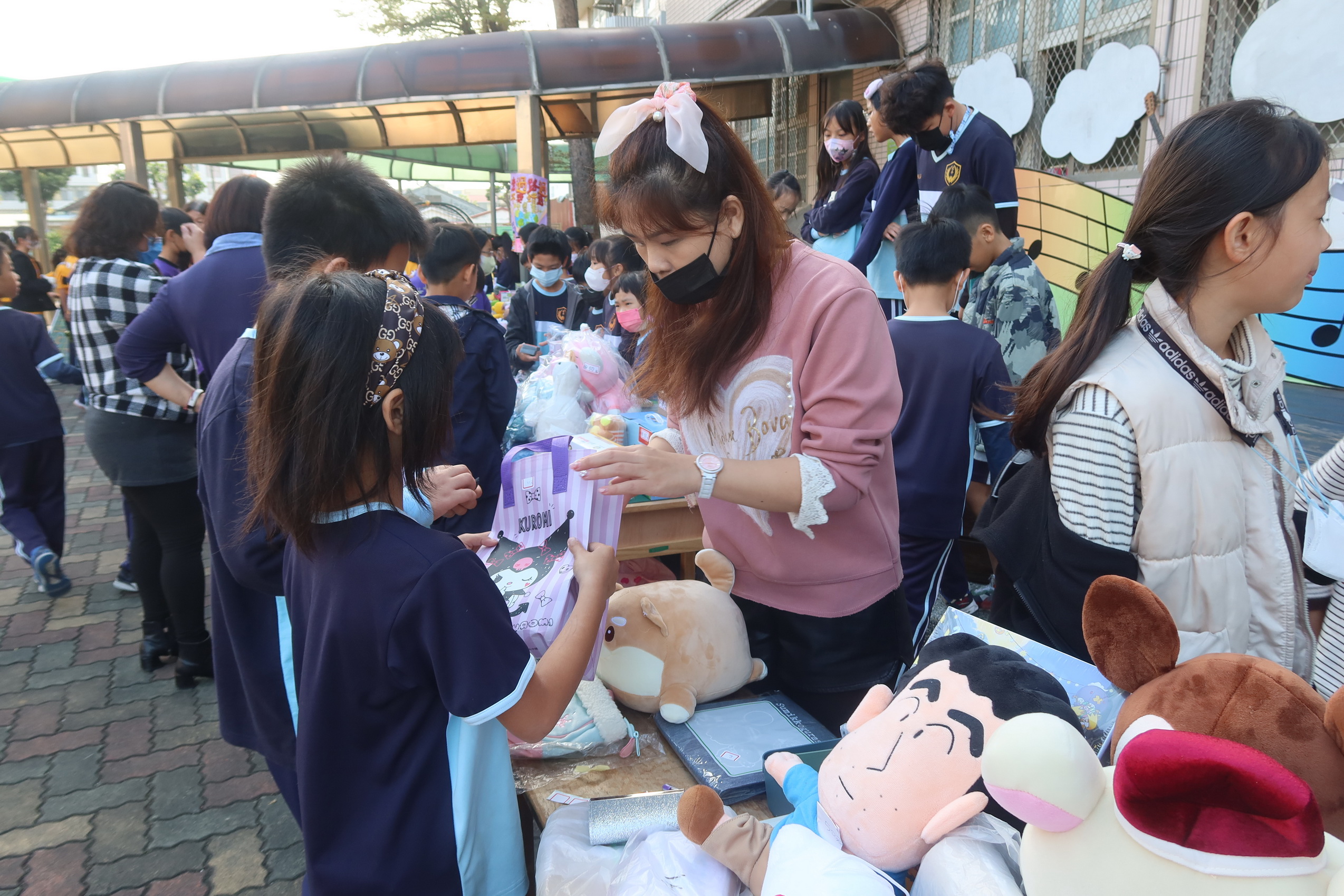 ▲北斗國小首次舉辦愛心跳蚤市場，校園中庭和草地擺出25攤，學童渾身解術推銷叫賣，宛如叫賣哥上身，義賣所得將悉數捐贈華山基金會關懷弱勢長者。（記者張溎壕攝）