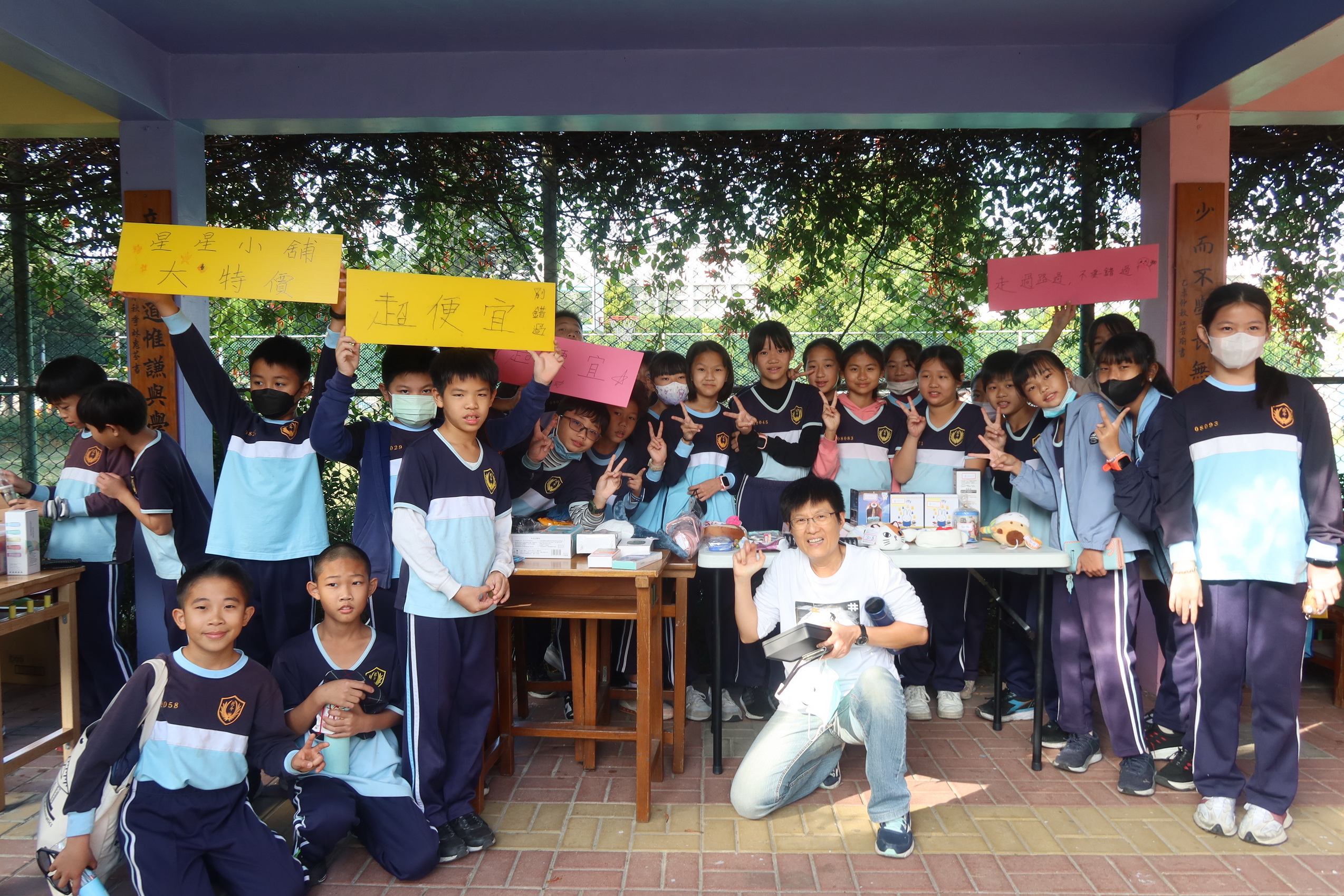 ▲北斗國小首次舉辦愛心跳蚤市場，校園中庭和草地擺出25攤，學童渾身解術推銷叫賣，宛如叫賣哥上身，義賣所得將悉數捐贈華山基金會關懷弱勢長者。（記者張溎壕攝）