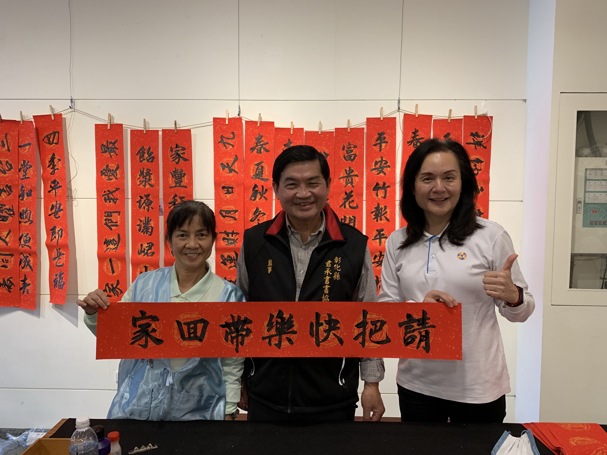 ▲黃勝源老師祝福大家「請把快樂帶回家」。(頂新和德文教基金會提供)