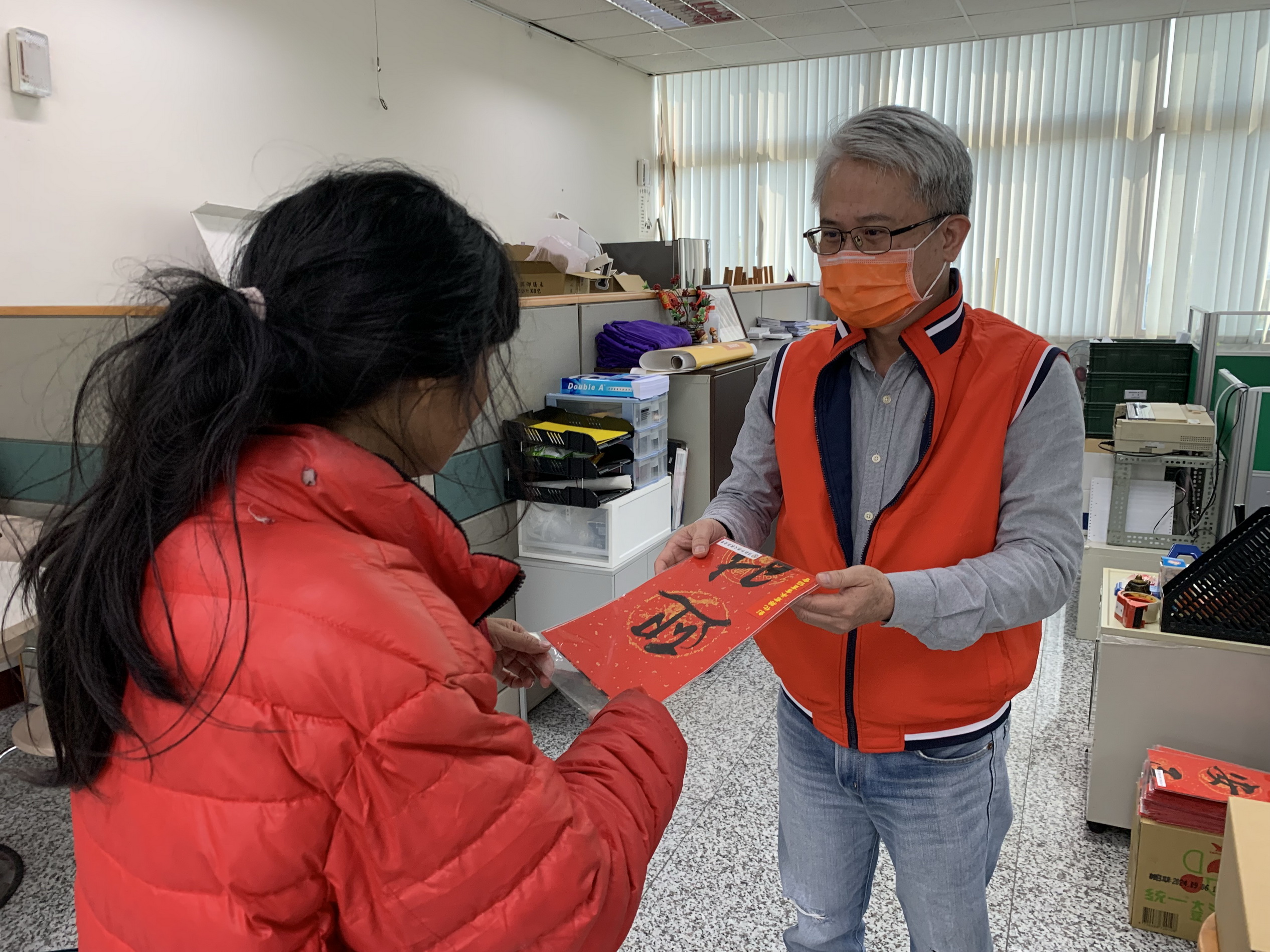 ▲1919食物銀行發送關懷家庭春聯一組。（頂新和德文教基金會提供）