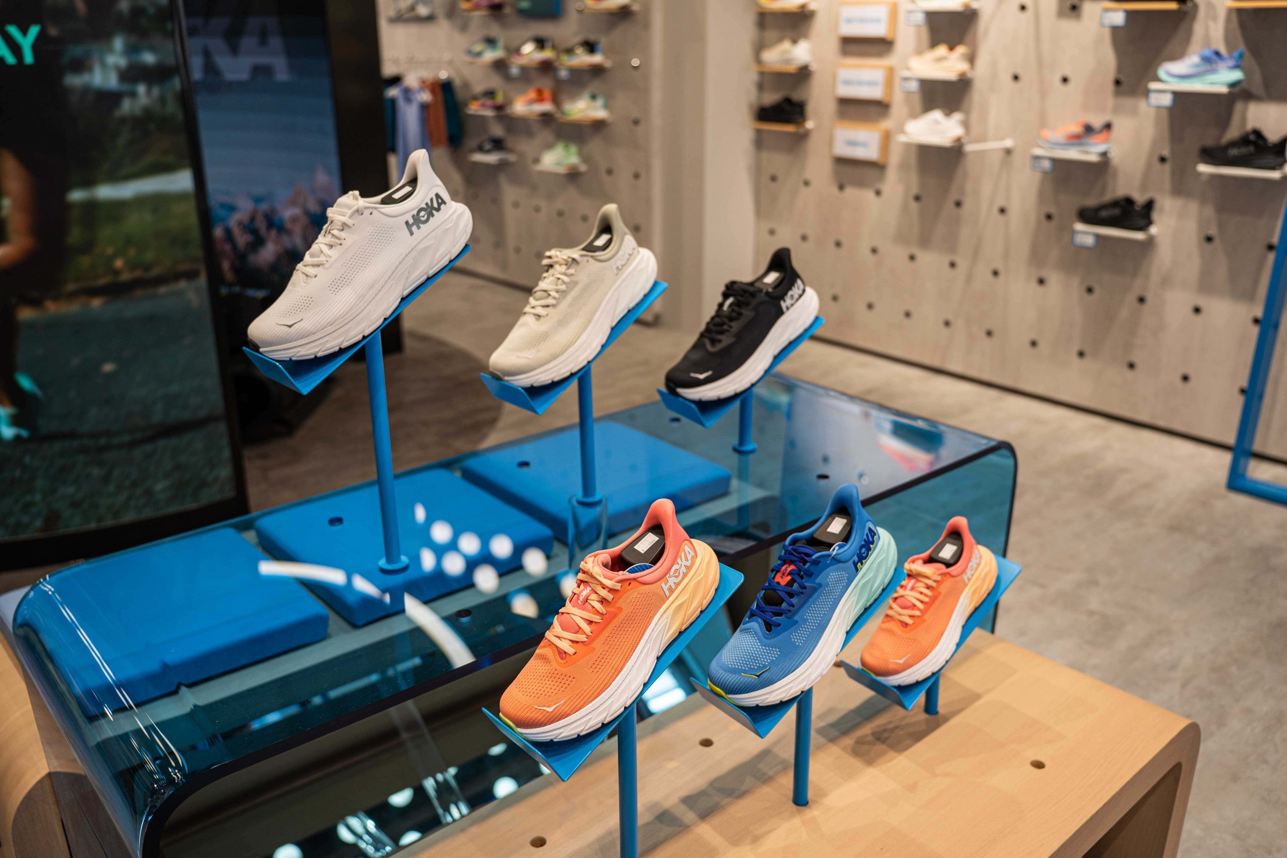 新一代支撐輕量跑鞋「Arahi 7」新色上市!圖片來源:HOKA