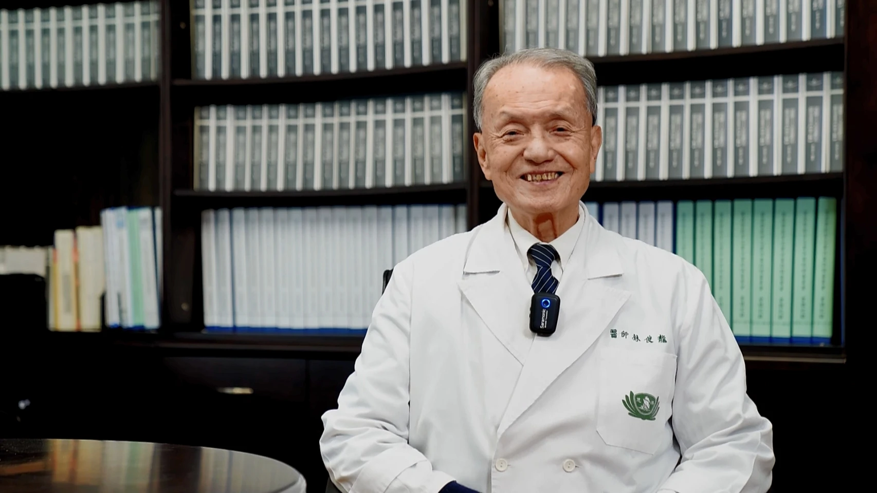 林俊龍執行長透過影音,感謝陳宗鷹院長以苦幹踏實的水牛精神提攜後進、使命必達,對慈濟醫學教育貢獻非凡。