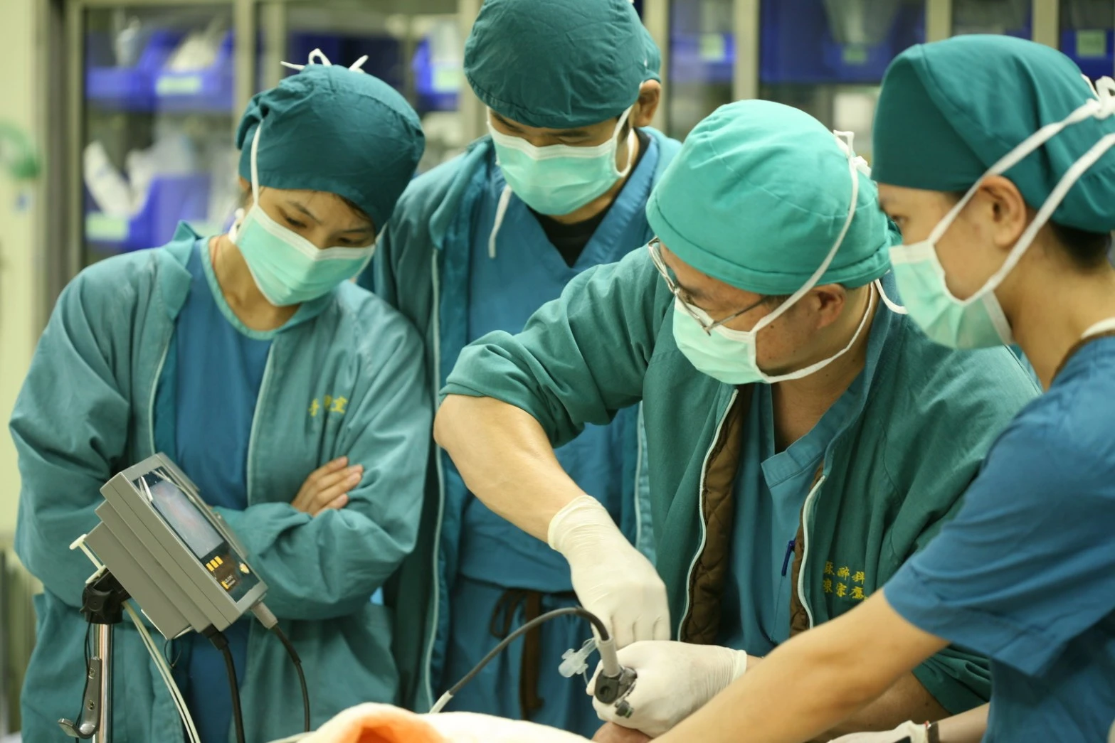 陳宗鷹(右二)臨床教學,教導學生如何使用內視鏡插管。