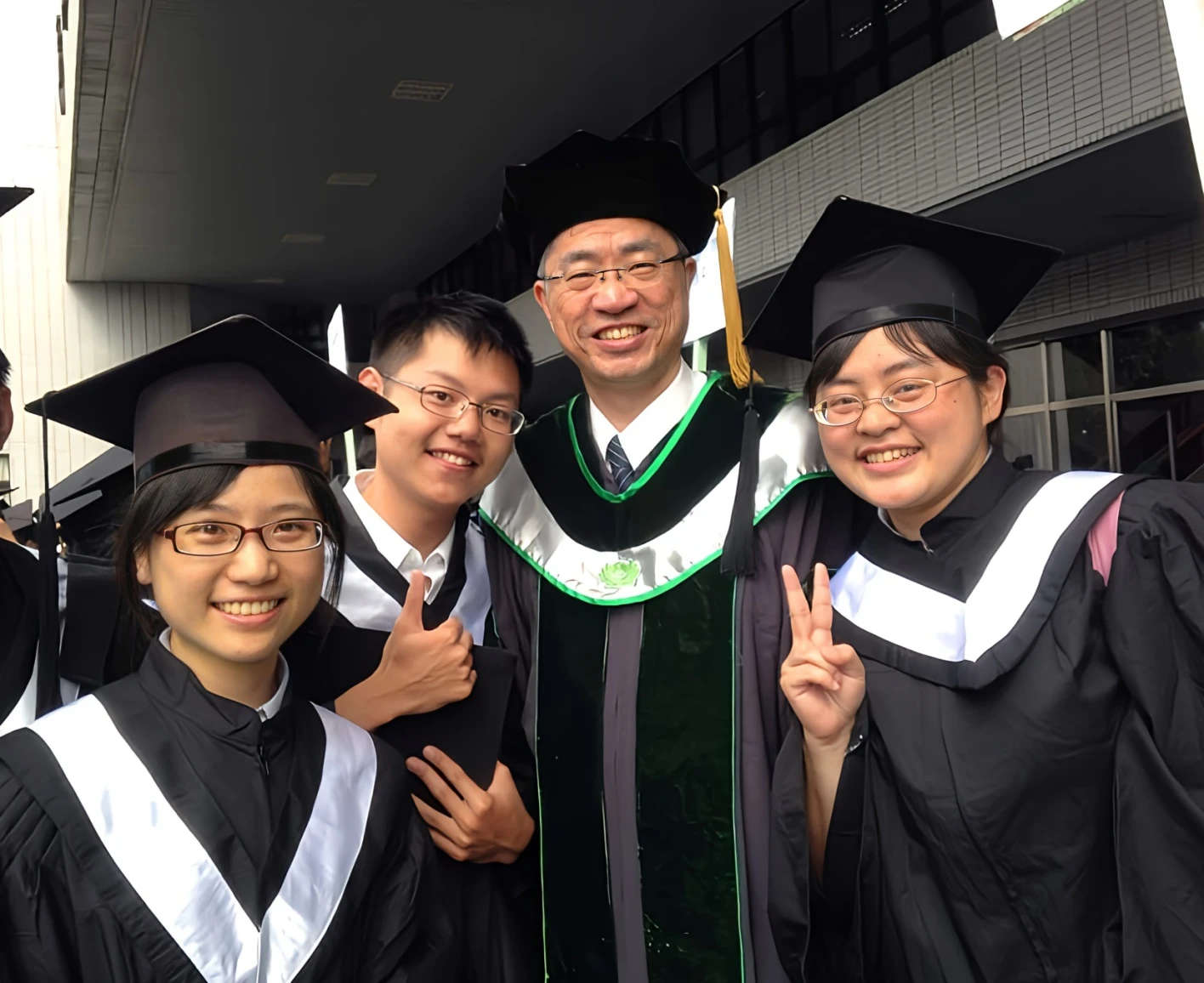 慈濟大學醫學院院長陳宗鷹(右二),深受學生喜愛,圖為與醫學系畢業生合影。