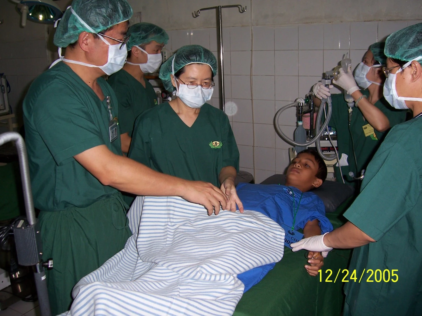 陳宗鷹(左一)也曾在印尼亞齊大海嘯後,與慈濟人醫會前往義診,一天內即進行高達一百檯手術的麻醉。