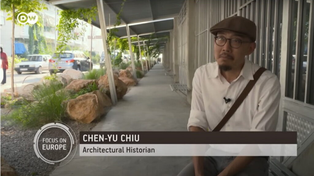 德國之聲記者親訪土敘邊境,專訪台灣中心創辦人裘振宇。 畫面擷取自德國之聲報導。
