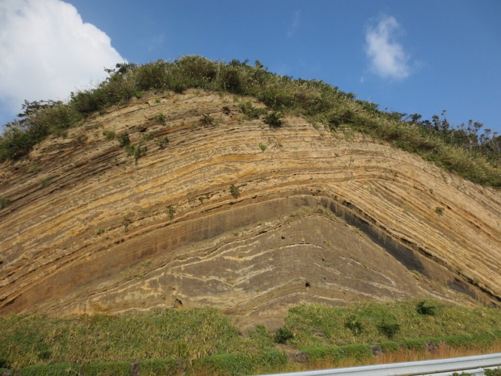 大島的「千波地層切斷面」由1萬5000年來,數百回火山噴發所形成的層疊模樣。(©TCVB)