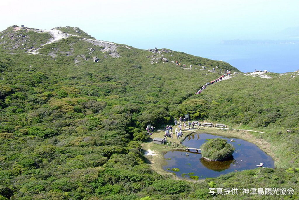 愛好爬山者可以挑戰攀爬神津島上最高的「天上山」,爬上海拔572公尺的山頂,一探心型的「不動池」。(©TCVB)