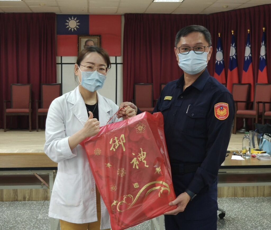 新北市政府警察局土城分局為維護同仁第一線執勤安全與健康,日前與土城衛生所接洽協助警察接種新冠XBB疫苗