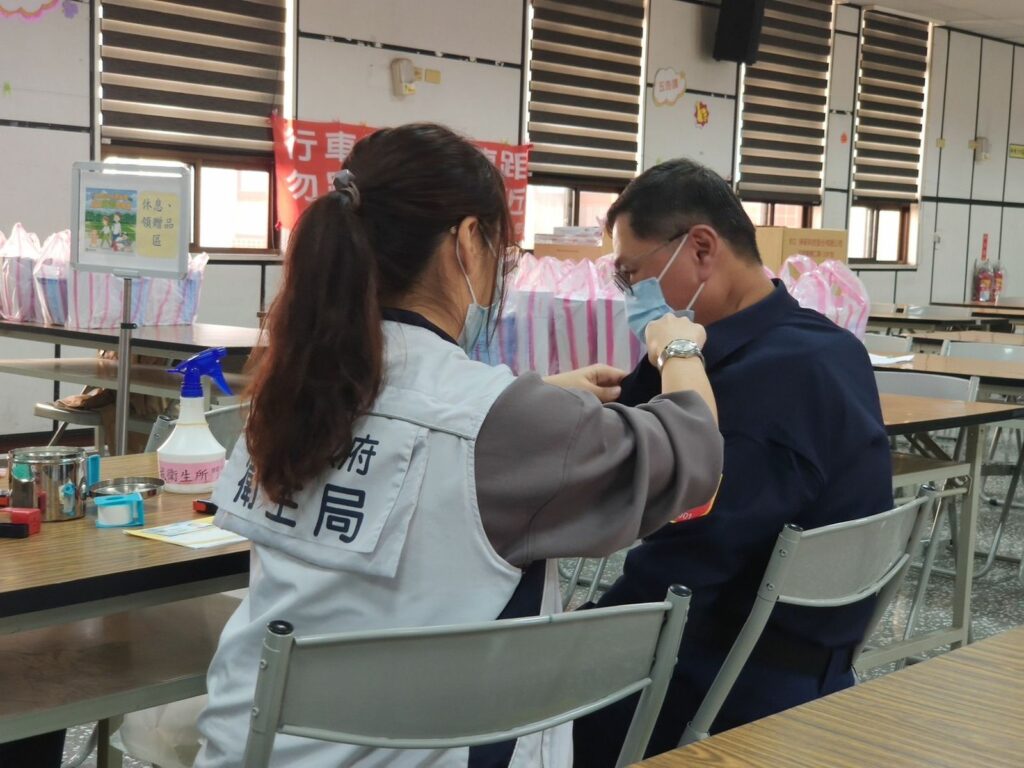 新北市政府警察局土城分局為維護同仁第一線執勤安全與健康,日前與土城衛生所接洽協助警察接種新冠XBB疫苗