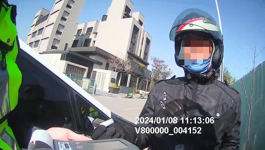 ▲圖說：經員警實施酒測，原來何男酒駕害怕被抓才躲入雜草堆 （圖／台中市政府提供）