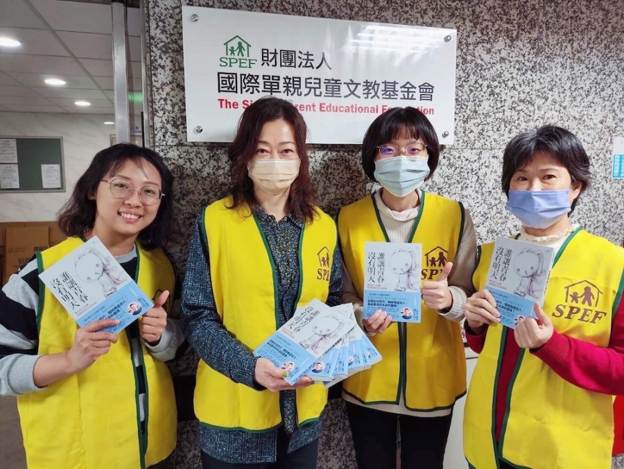 企業家鍾文智贈書預防少年犯罪 盼接住「非行少年」建立社會安全網 199 cnews124240119a07