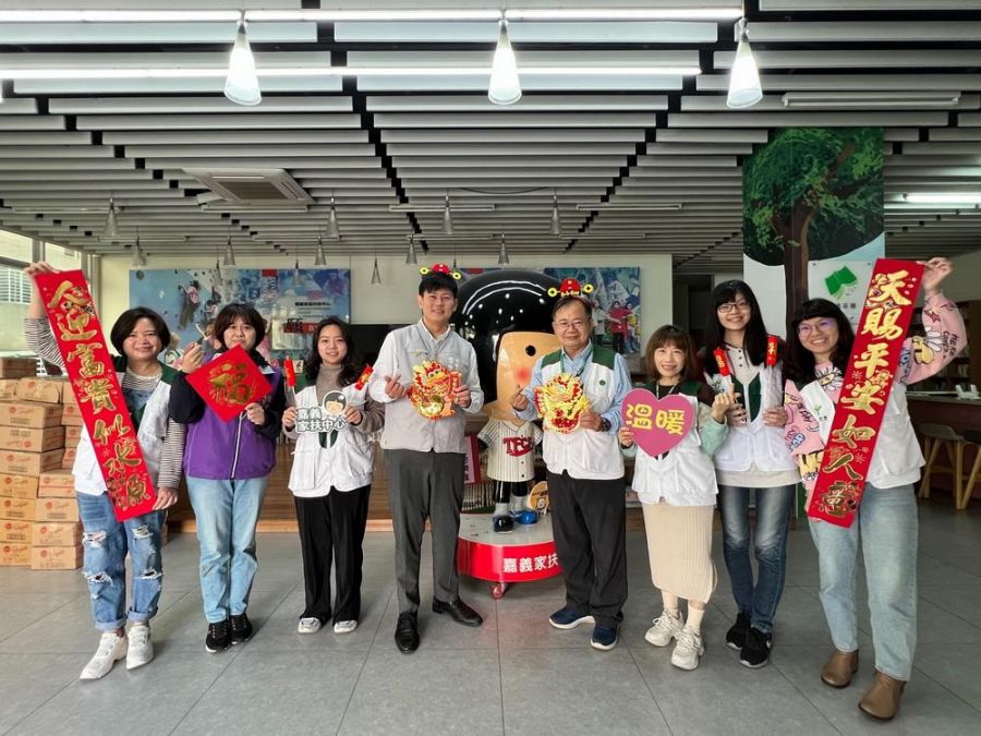 嘉市府餽贈慰問金 兒少新春迎幸福
