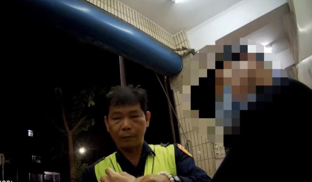 ▲酒駕通緝逃亡一年 敗在超商喝酒遭警逮。〈圖/記者蔡宗武翻攝〉