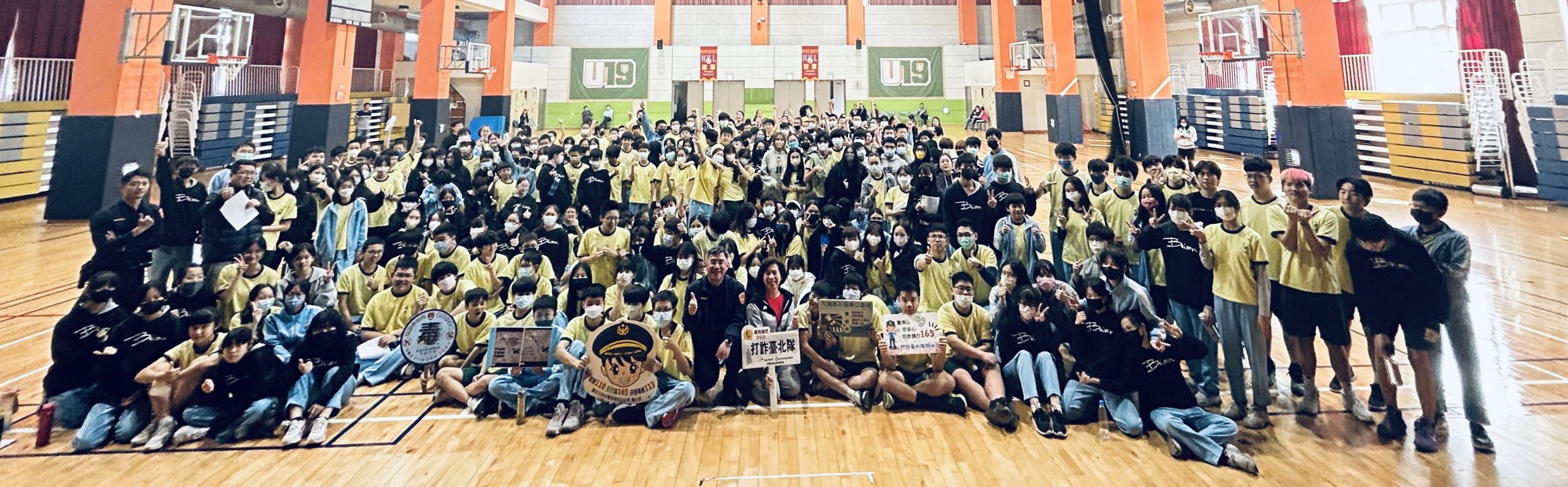 中山波麗士來到北安國中,講述網路詐騙案例,提醒學生們保護自己的網路安全。(記者薛秀蓮翻攝)