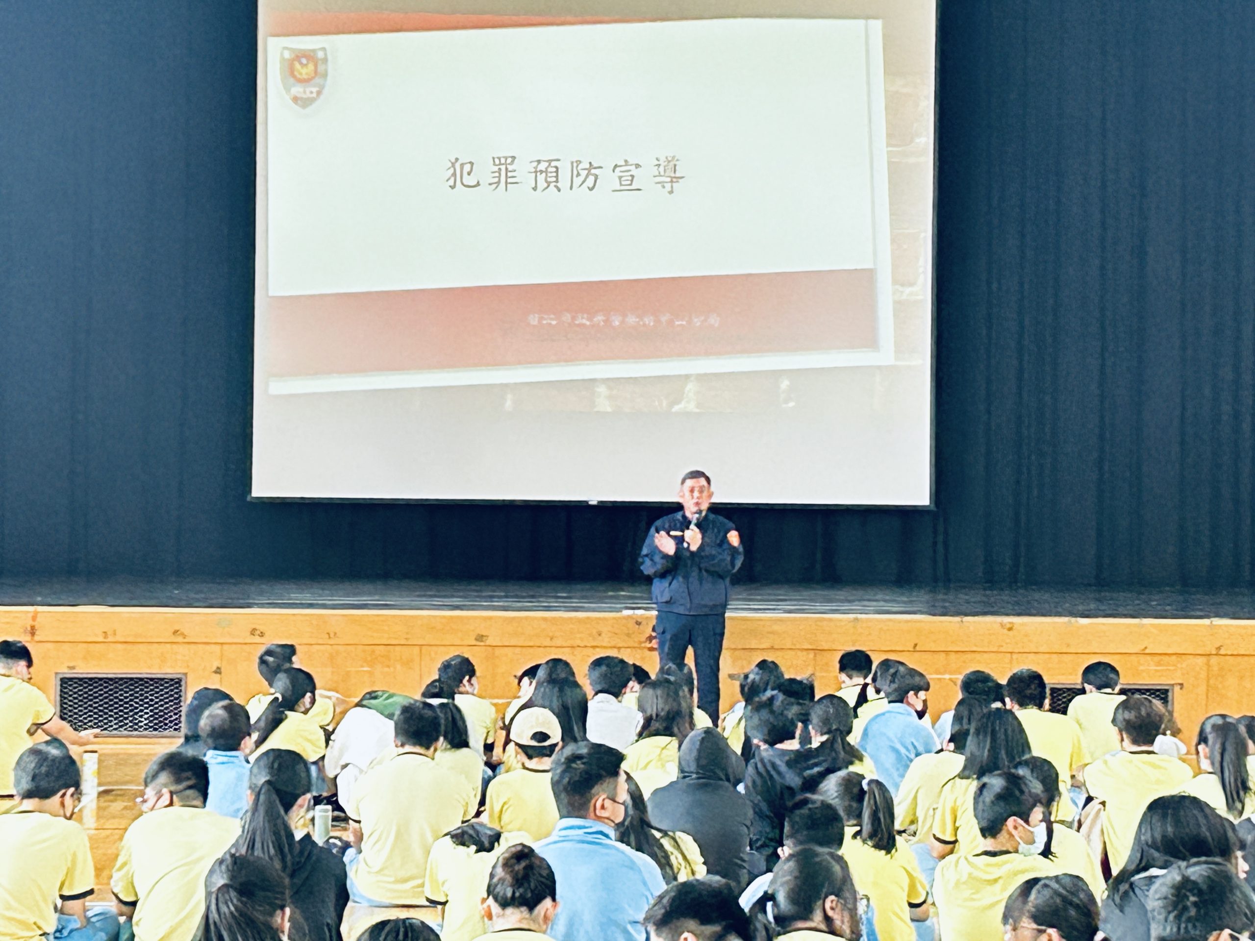 中山分局副分局長余永廉在講台上向學生講述網路安全和反詐騙的知識。(記者薛秀蓮翻攝)