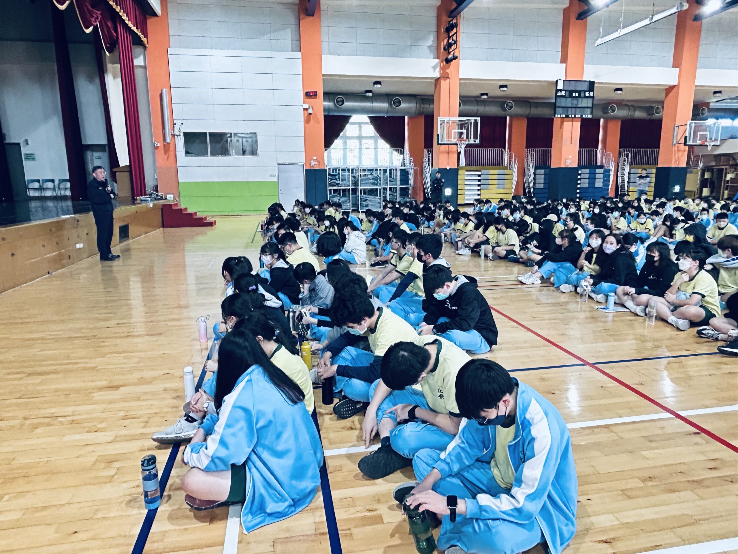 學生們參與校園安全、交通安全、反毒和反詐騙的入班宣導活動,增強犯罪預防知識和自我保護意識。(記者薛秀蓮翻攝)