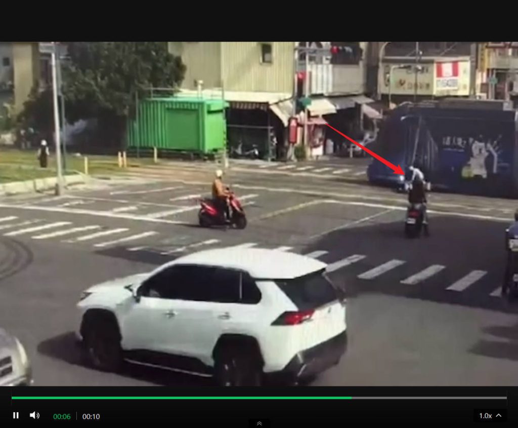 ▲機車騎士疑未依號誌指示行駛 闖越路口擦撞輕軌。〈圖／記者蔡宗武翻攝〉