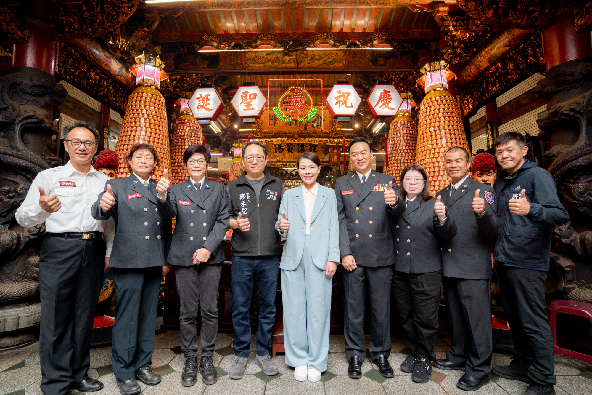市長高虹安率消防局長李世恭、新竹市義勇消防總隊副總隊長鍾淑英及各級消防、義消幹部,來到新竹都城隍廟祈福。(圖/記者林照東翻攝)