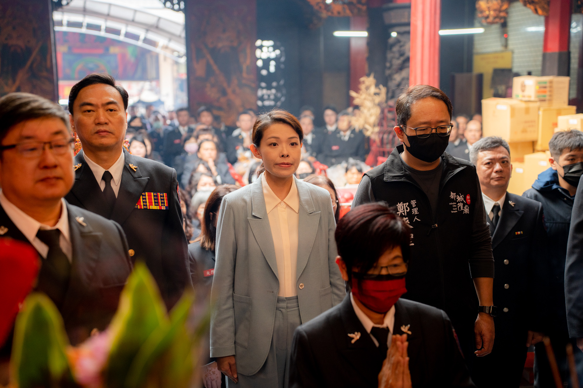 市長高虹安帶隊到都城隍廟上香祈福。(圖/記者林照東翻攝)