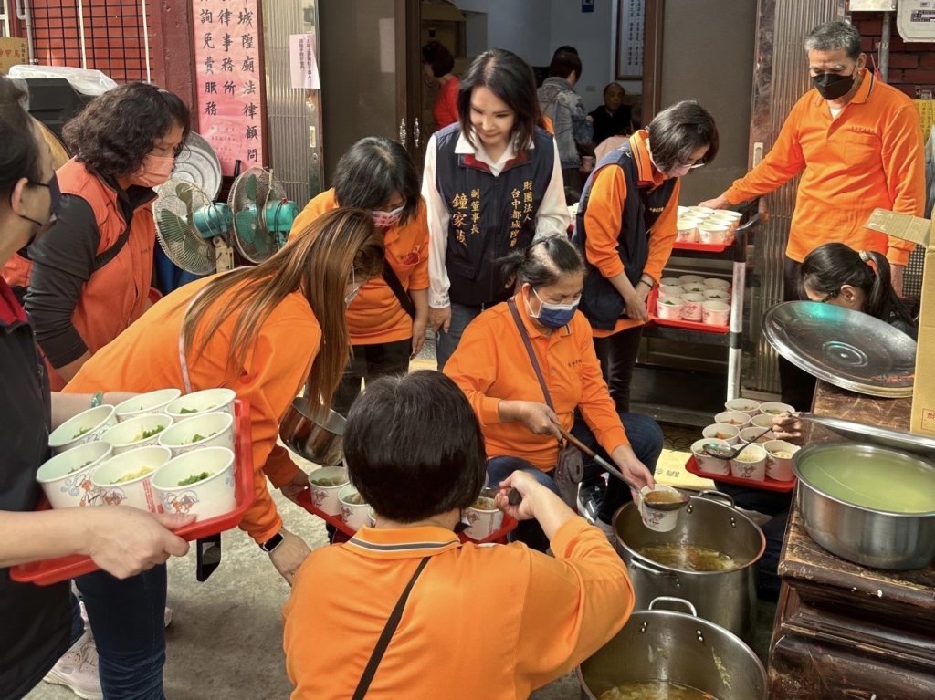 台中都城隍廟慶華人感恩節 企業家鐘家蔆暖心傳愛