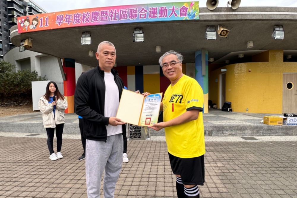 ▲柏文品牌長陳尚文(左)接受河堤國小感謝狀。(圖/柏文健康事業提供)