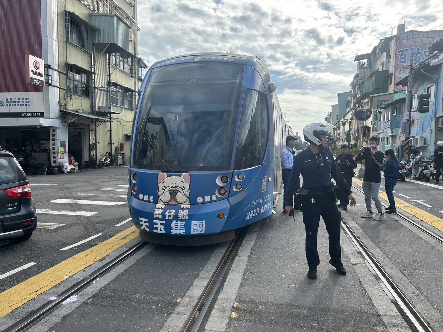 機車騎士疑未依號誌指示行駛 闖越路口擦撞輕軌