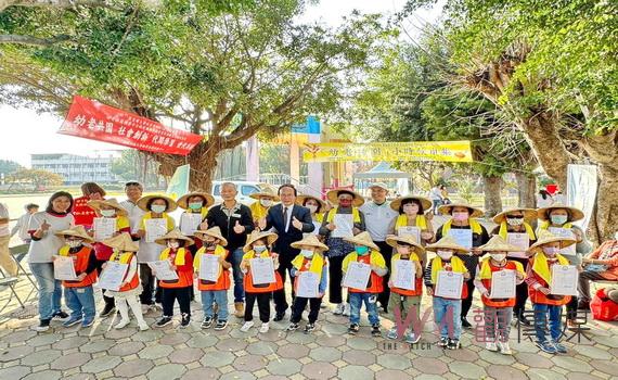 萬來非營利幼兒園舉辦幼老共學結業式 老少同學歡喜領到結業證書