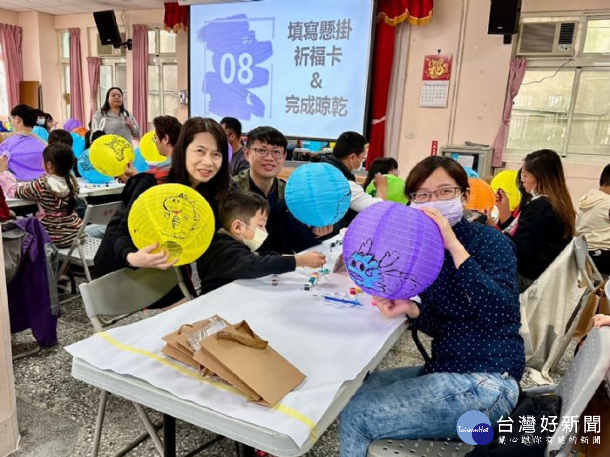 《113年龍潭區元宵藝術燈海》,將於龍潭大池亮麗展開,龍潭區公所邀請在地居民共同參與,一起精心繪製200多顆特色燈籠。<br /><br />