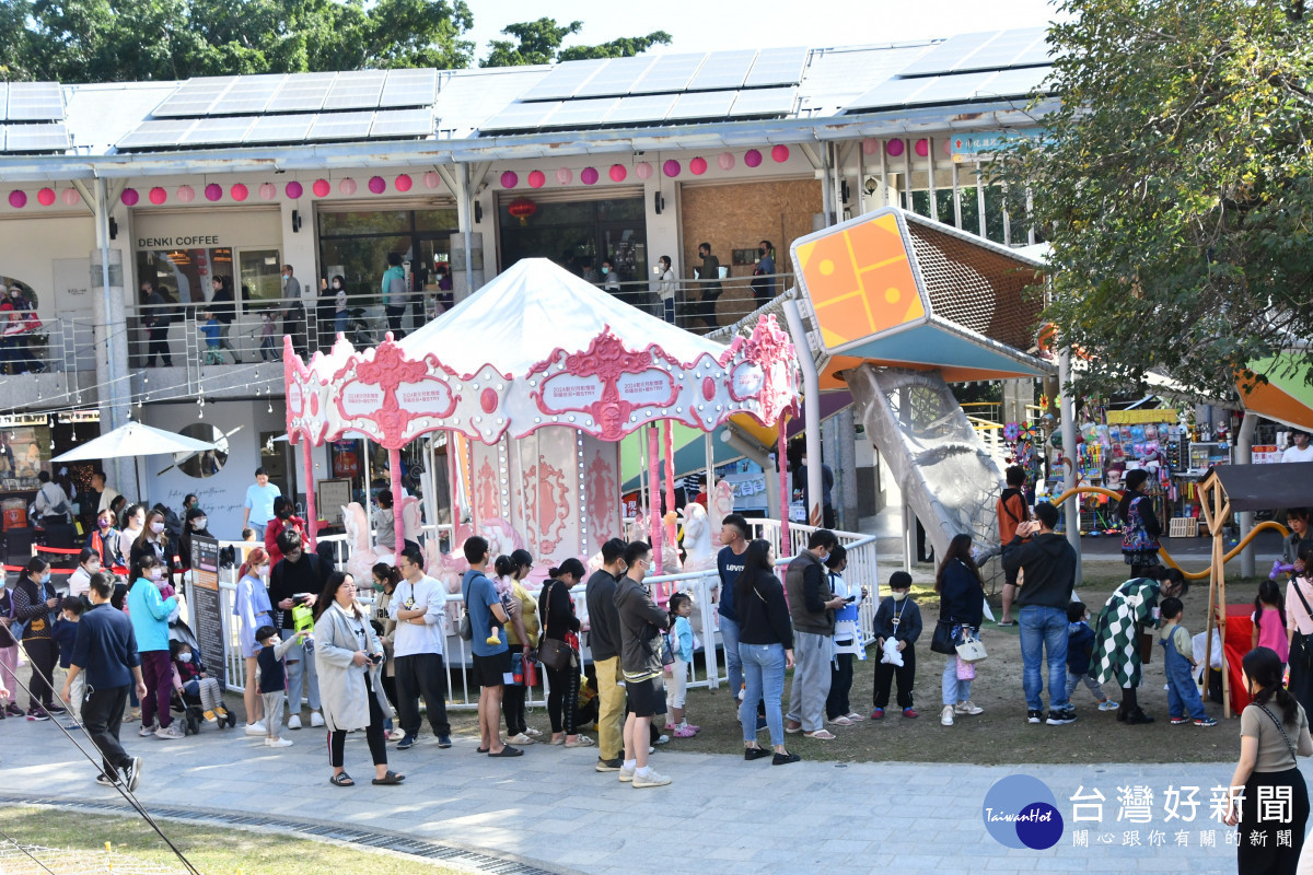 FUN寒假了!彰化2024月影燈季親子活動日加碼送「多多龍」小提燈,現場排隊民眾。圖/記者鄧富珍翻攝