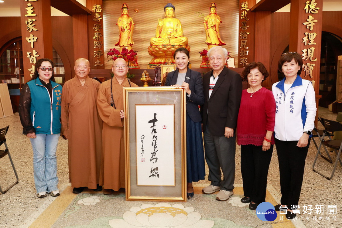 許縣長歡喜受贈並前往大殿點燈向星雲大師銅像致意。(圖/南投縣府提供)<br /><br /> <br /><br />
