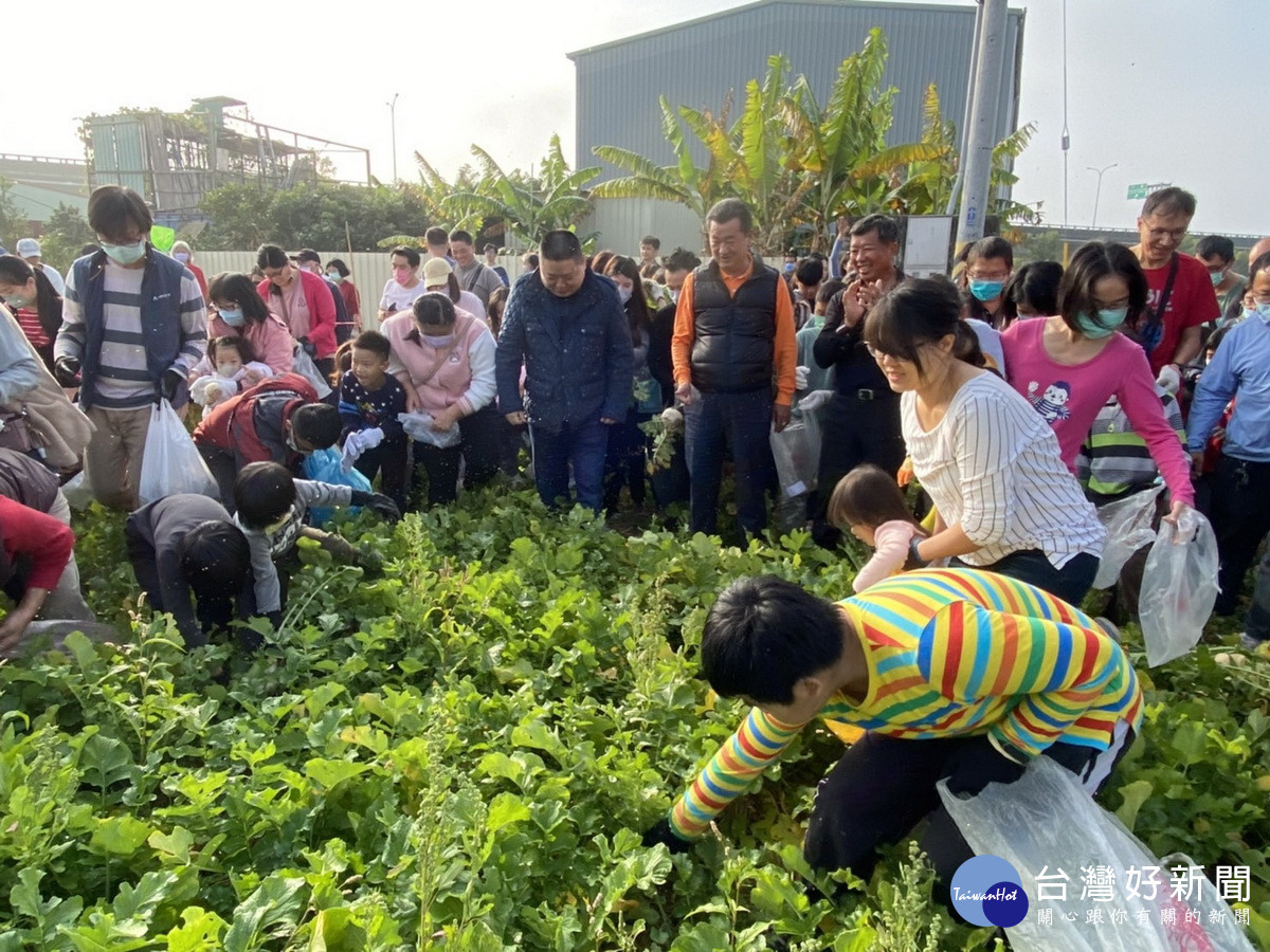 草屯鎮長簡景賢與代表會主席陳文忠也到場同樂。（草屯公所提供）