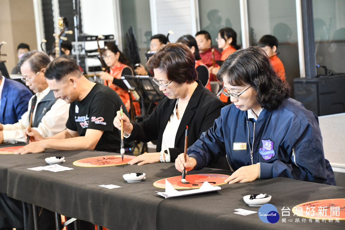 彰化縣長王惠美現場揮毫寫春聯。圖/記者鄧富珍攝