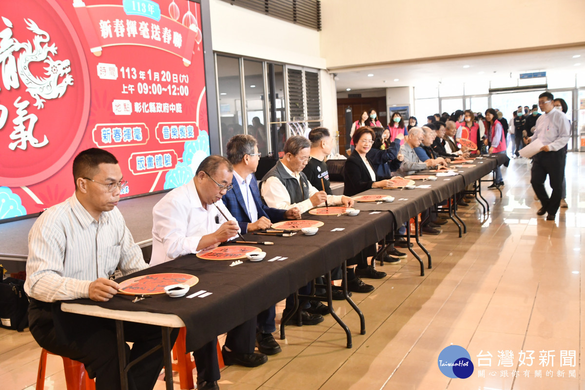 19位名家書法大師現場揮寫春聯。圖/記者鄧富珍攝