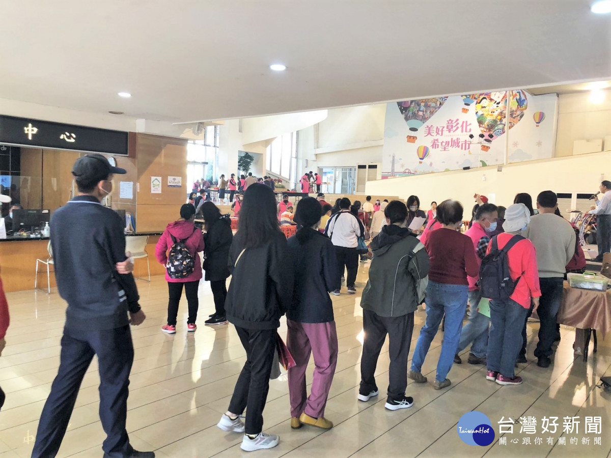 祥龍瑞氣迎新年,新春揮毫活動,現場排隊民眾。圖/記者鄧富珍攝