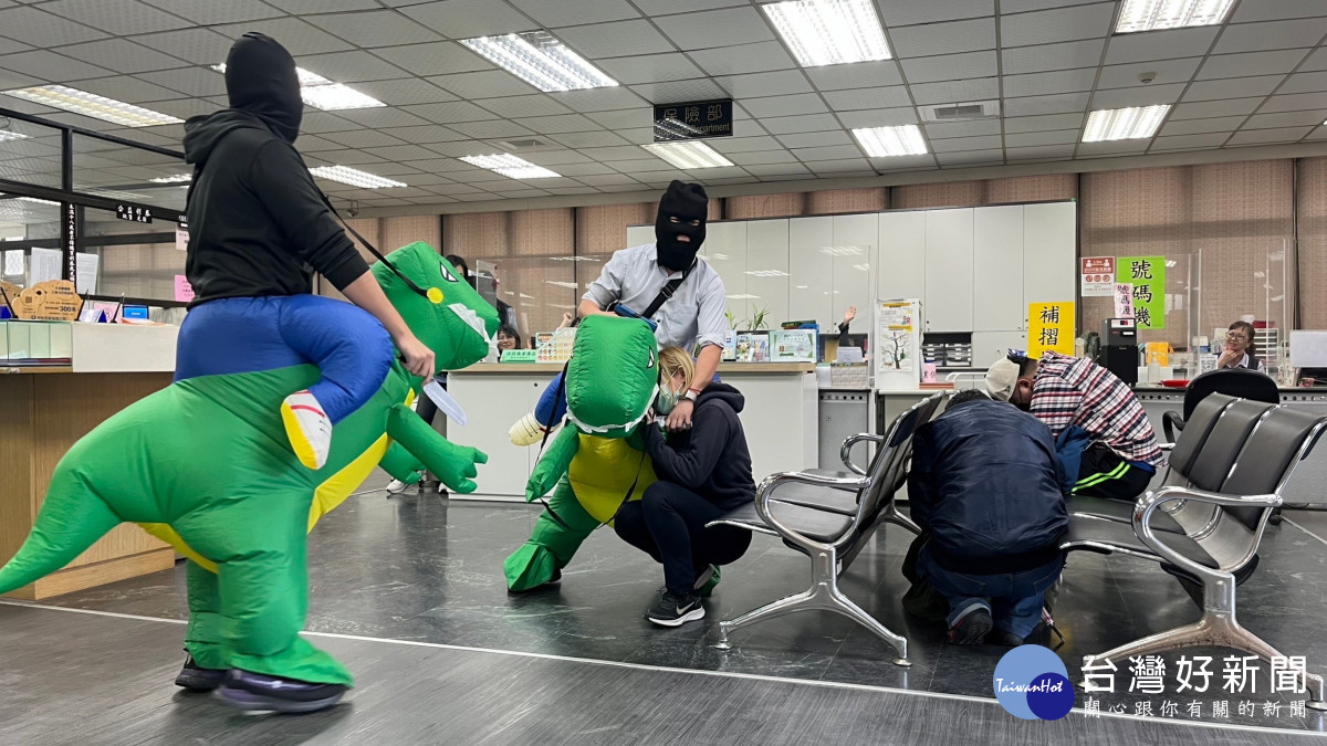 龜山分局進行春安防搶演練，藉著演練提升金融機構行員的應變能力。