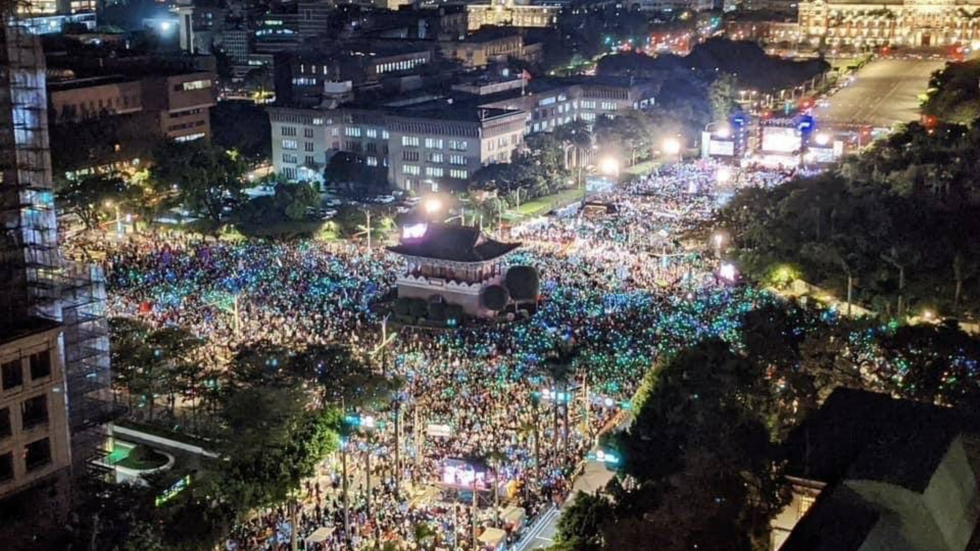 柯文哲選前凱道選前之夜,人潮擠爆現場。柯文哲競辦提供