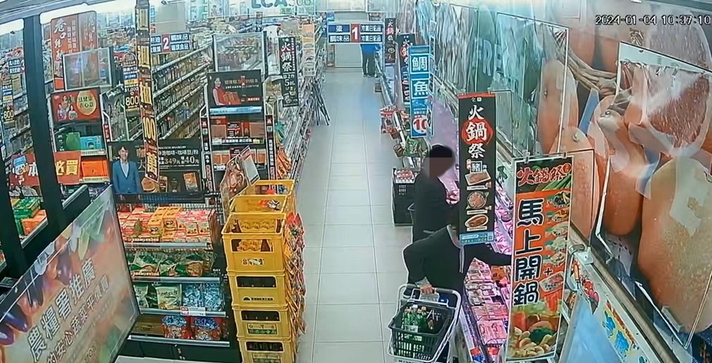 ▲圖說:陳婦趁無人注意,在超市內將鮭魚、起司…等鮮食藏於外套內 (圖/台中市政府提供)