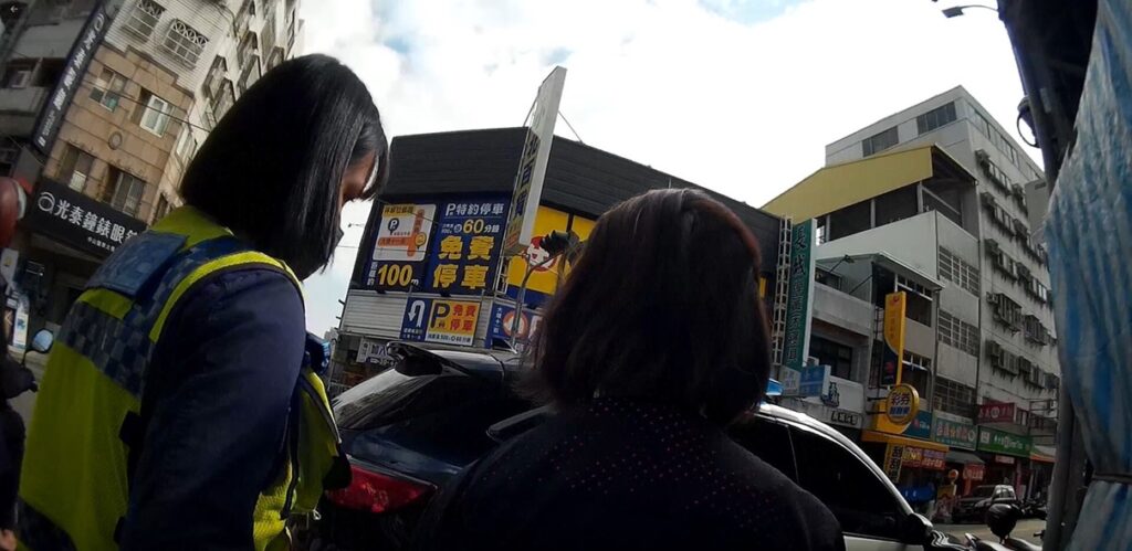 ▲圖說:收銀店員早注意到陳婦藏物外套行為,便報警處理 (圖/台中市政府提供)