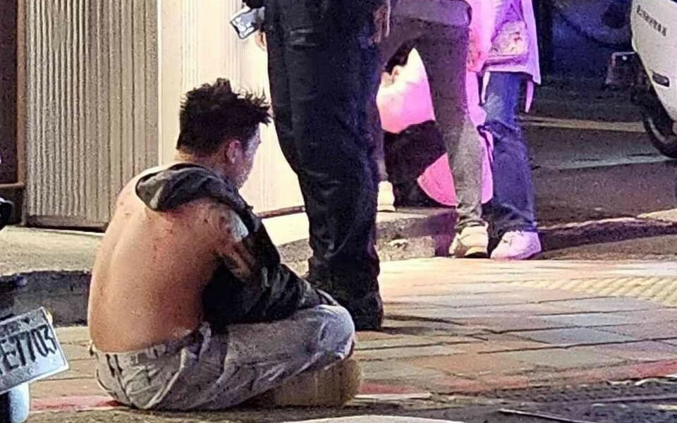 Toyz店外被超哥鎖喉痛毆滿身血蹲路邊