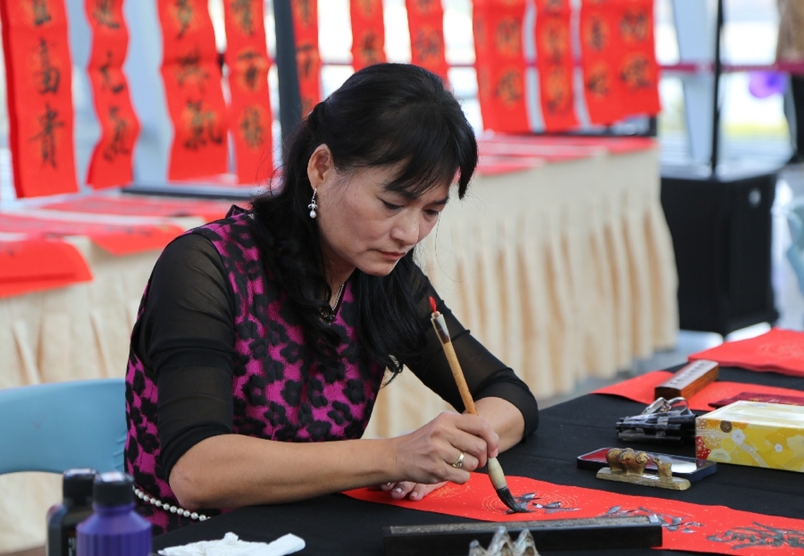 神龍舞躍來迎福 南院咚鏘樂踏春 故宮南院邀書法家迎春揮毫