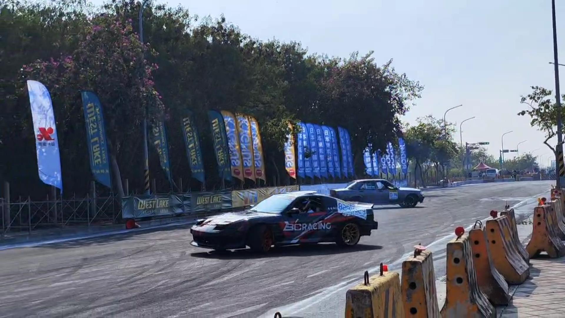 ▲2024第三屆彰化國際賽車節在彰化高鐵站區開跑，飄移賽挑戰真實街道，吸引國內外賽車手一同炫技較勁。（記者張溎壕攝）