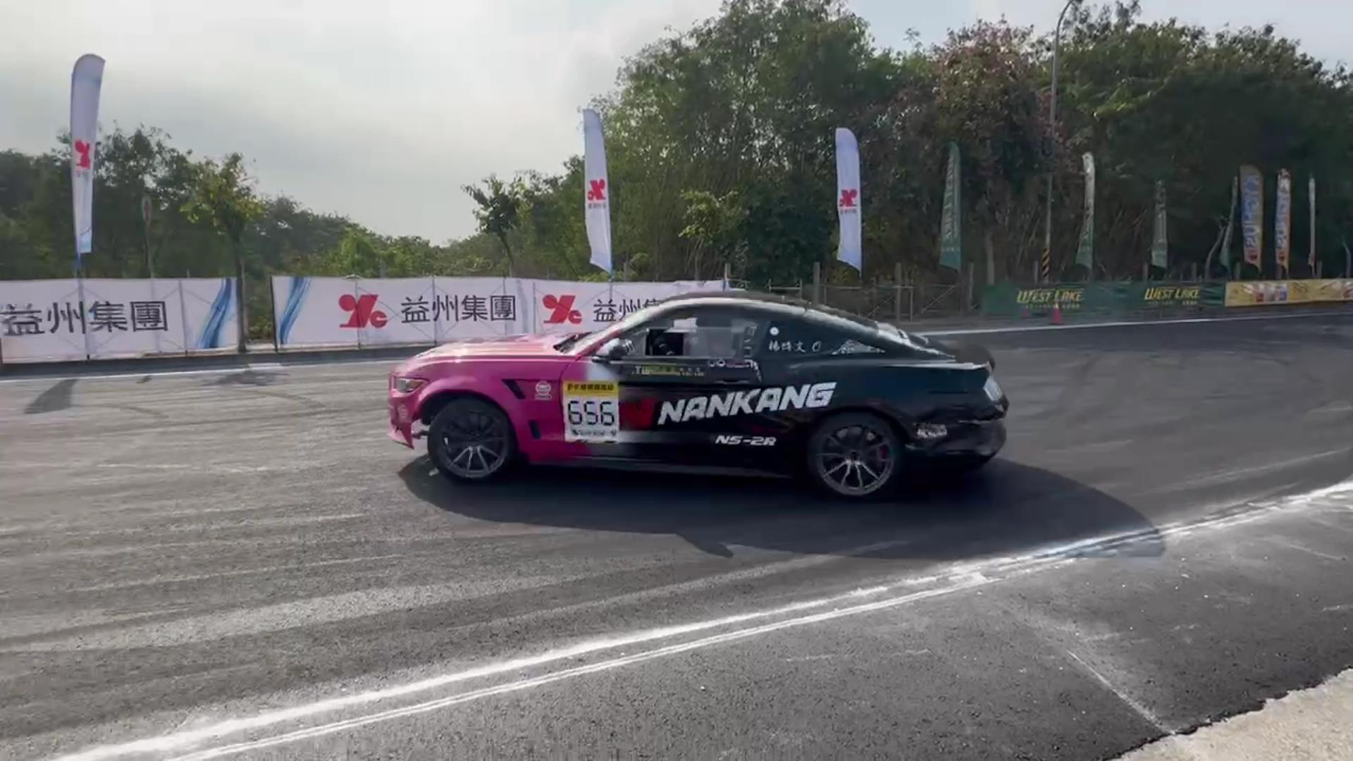 ▲2024第三屆彰化國際賽車節在彰化高鐵站區開跑，飄移賽挑戰真實街道，吸引國內外賽車手一同炫技較勁。（記者張溎壕攝）