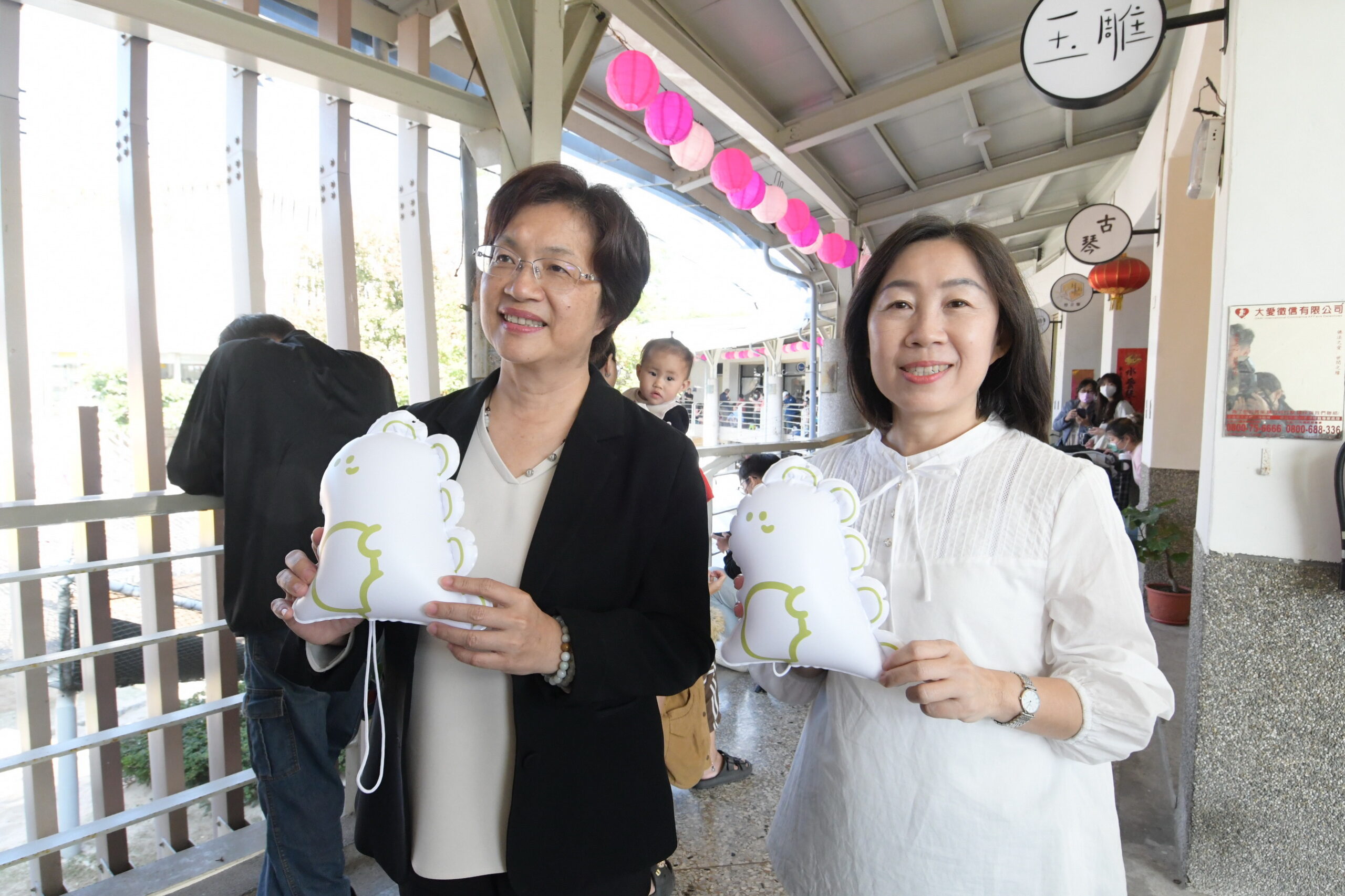 ▲多多龍充氣小提燈,造型可愛,只要對著氣孔吹滿氣,提燈內也有可以閃爍不同顏色的小燈,是許多小朋友夢想拿到的小提燈。(記者張溎壕攝)