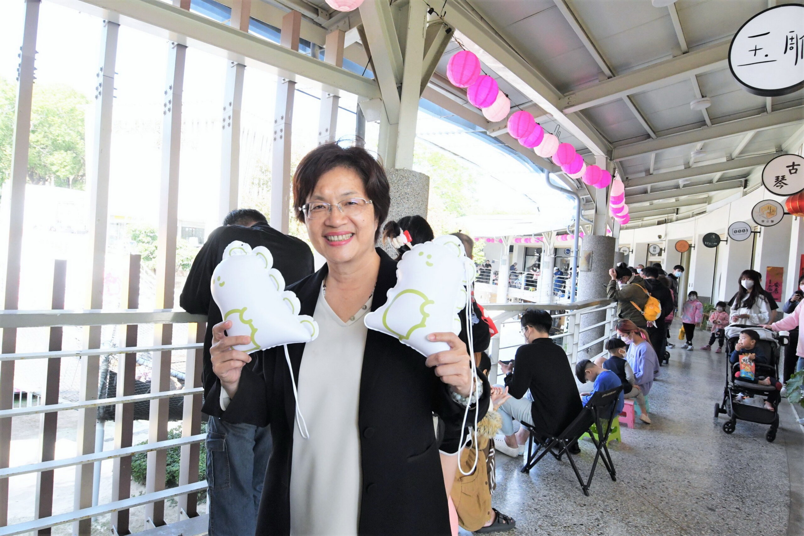 ▲多多龍充氣小提燈，造型可愛，只要對著氣孔吹滿氣，提燈內也有可以閃爍不同顏色的小燈，是許多小朋友夢想拿到的小提燈。（記者張溎壕攝）