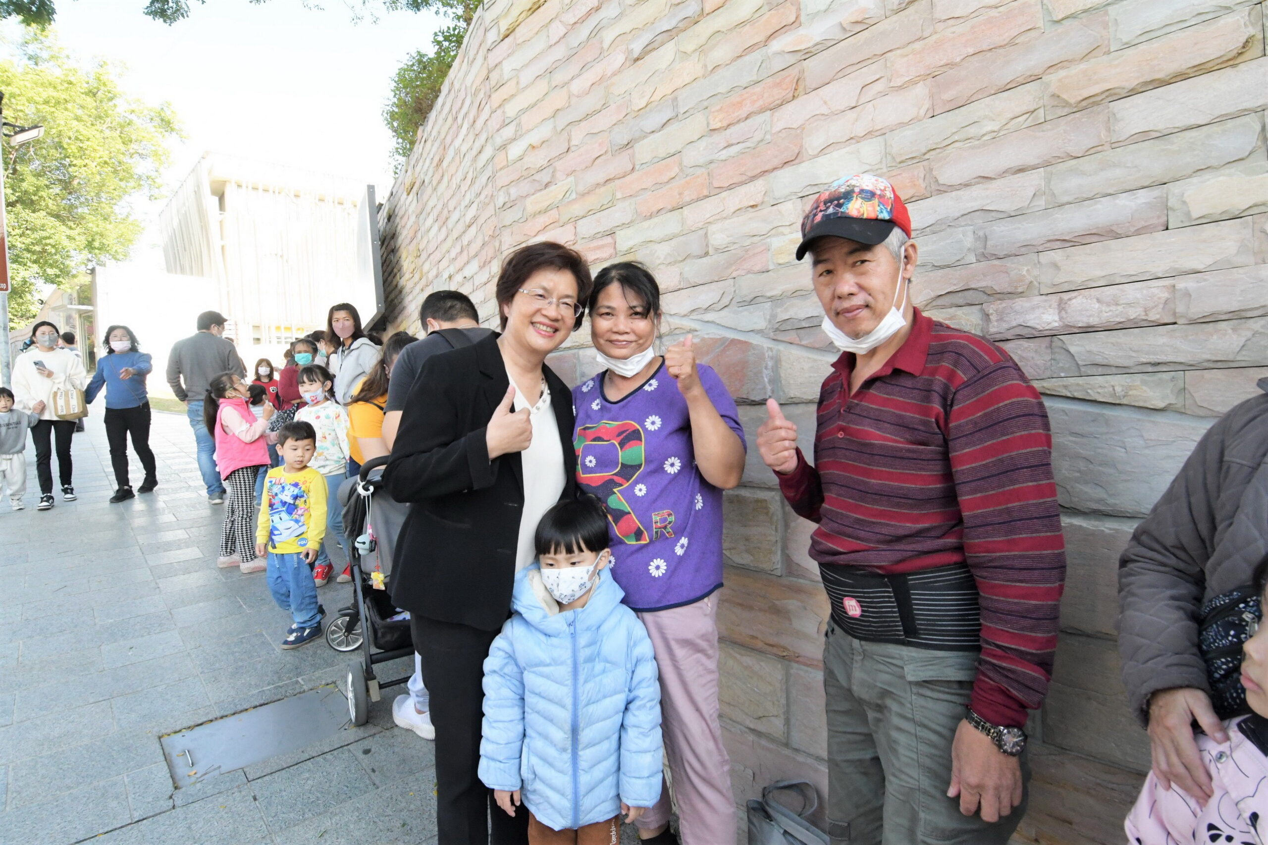 ▲多多龍充氣小提燈，造型可愛，只要對著氣孔吹滿氣，提燈內也有可以閃爍不同顏色的小燈，是許多小朋友夢想拿到的小提燈。（記者張溎壕攝）